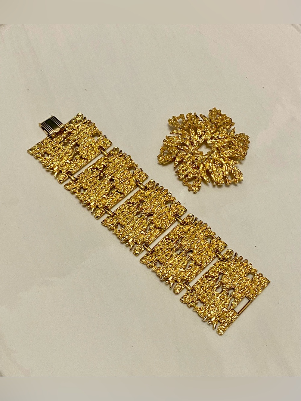 Vintage Celebrity New York Chunky Gold Tone Bracelet & Matching Brooch